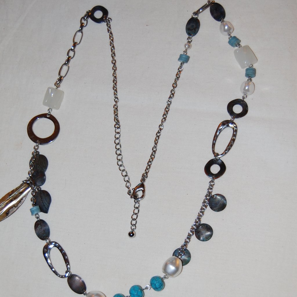 Silver/White/Turquoise Colored & Pearl Like Beads W/ Lea Charm 20